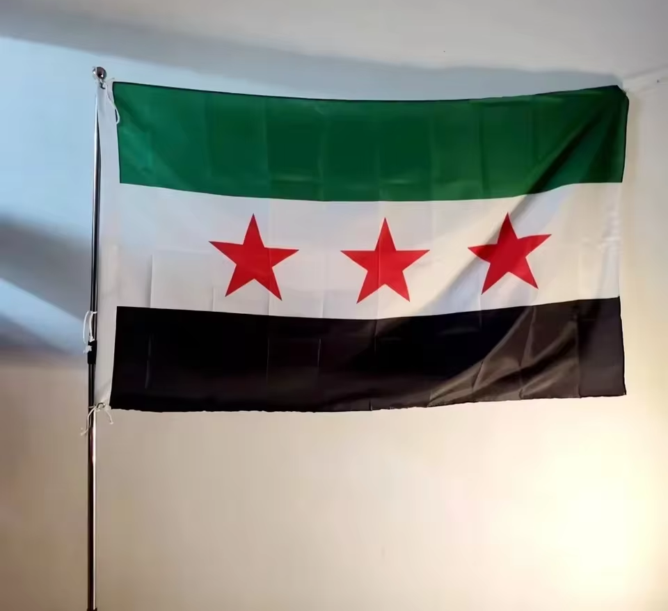 FlagPro™ Syrien Republik Flagge – 90 x 150 cm Hochwertige Polyesterfahne für Innen & Außen